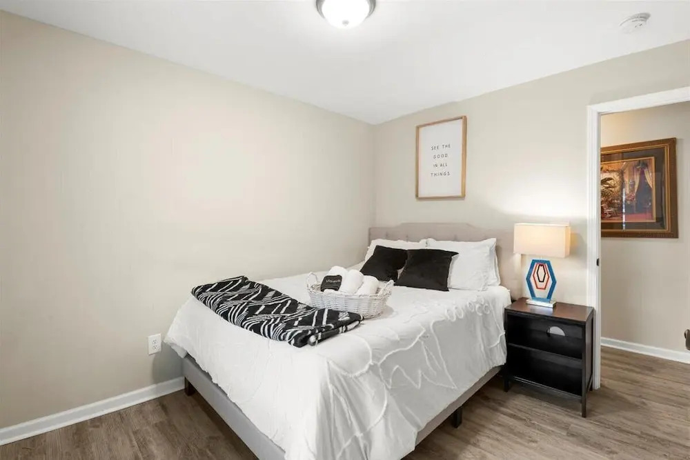 1087 Windsor