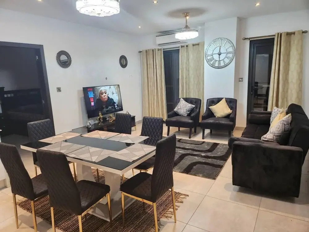 Luxurious & Comfy Gem-5 Star Location-pools, Gym!