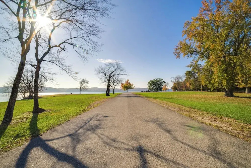 Waterloo Home: Walk to Pickwick Lake Fishing Pier!