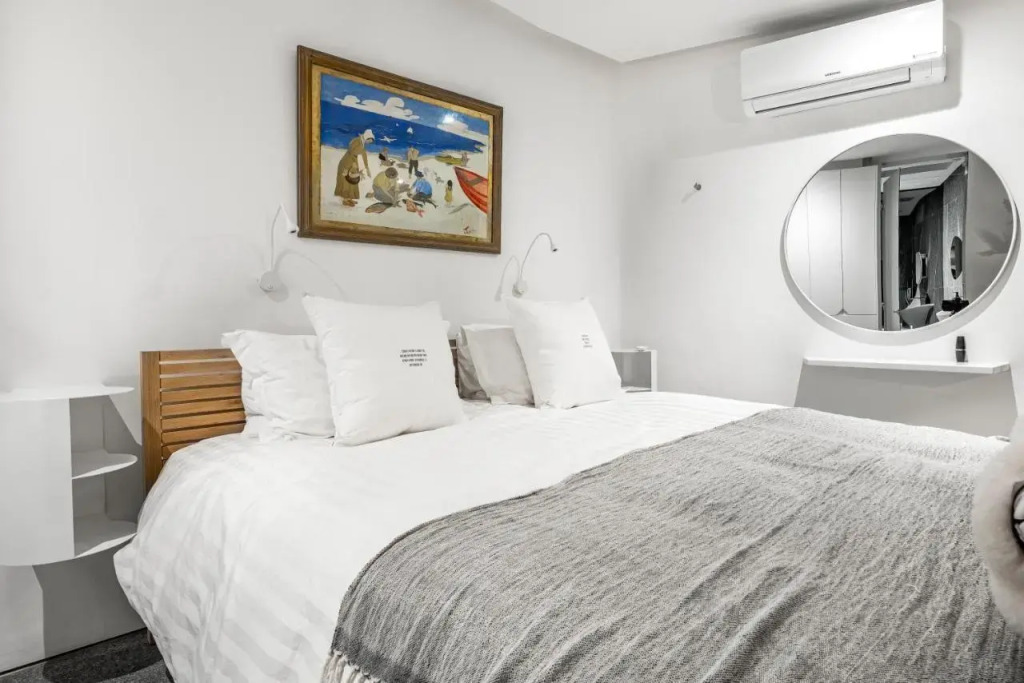 17 Marine, Designer Solar Powered Apt