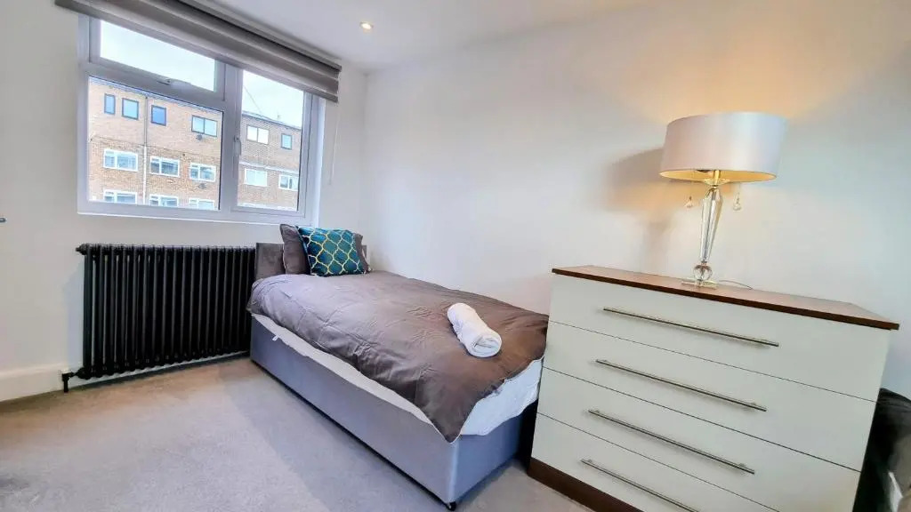 Surbiton Luxury Garden House 19