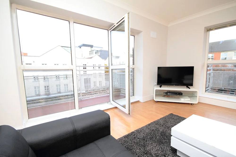 Sir John Rogersons Quay Sleeps 8