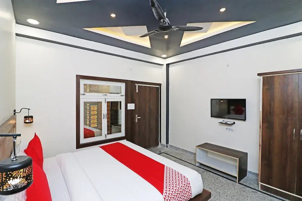 OYO 29423 03 Townhouse Inn