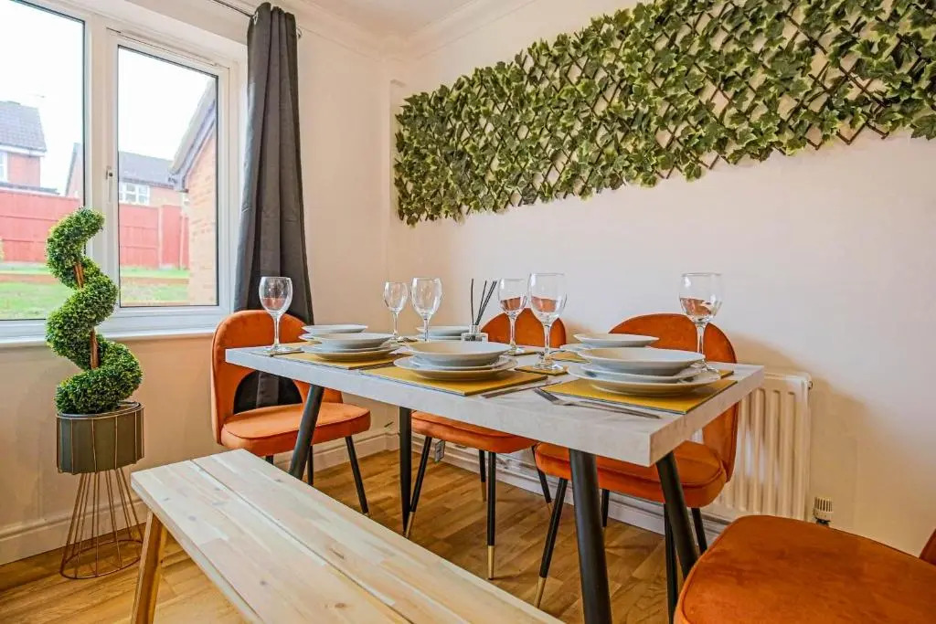 Pannier House - Central MK - Free Parking, Garden, Smart TVs with Netflix by Yoko Property