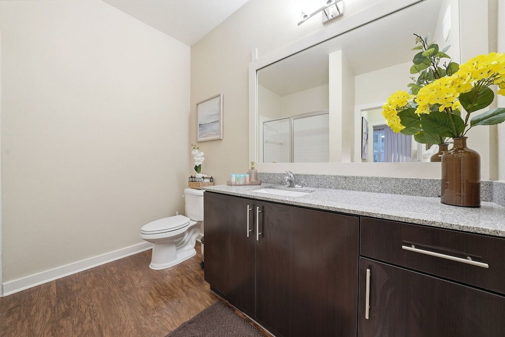 Stylish 2BR w Pool Pet-friendly Unit 13