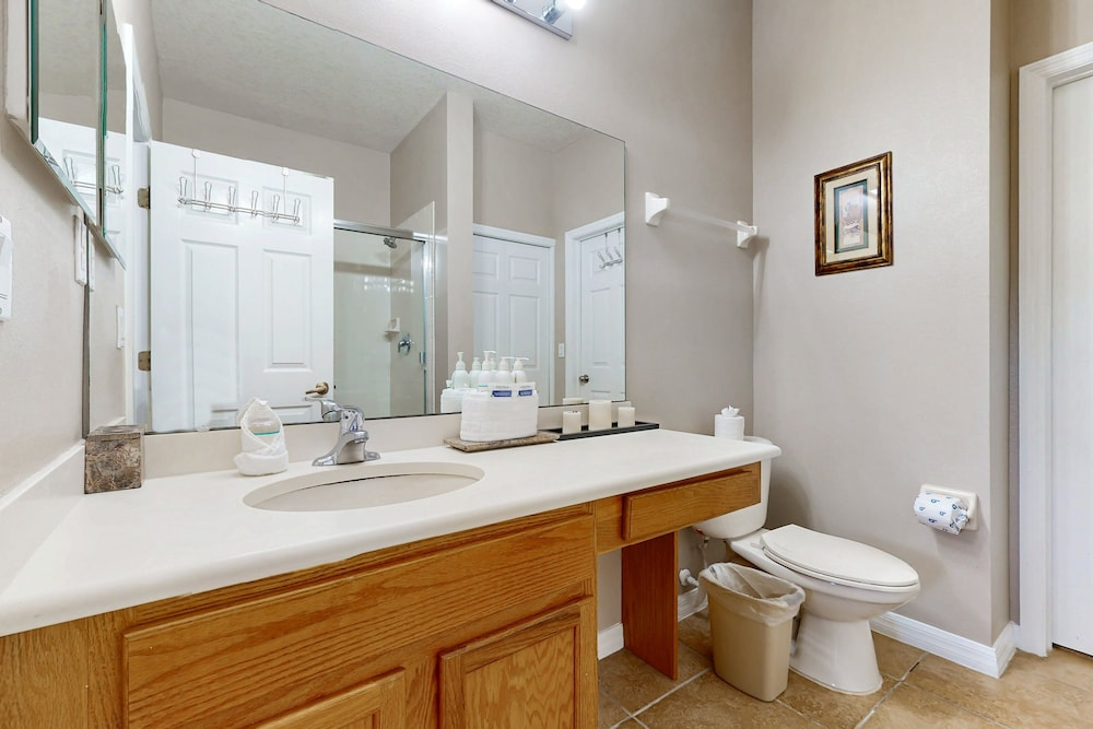 Friendly Condo With Shared Pool and Hot Tub, High-speed Wifi, and Central AC