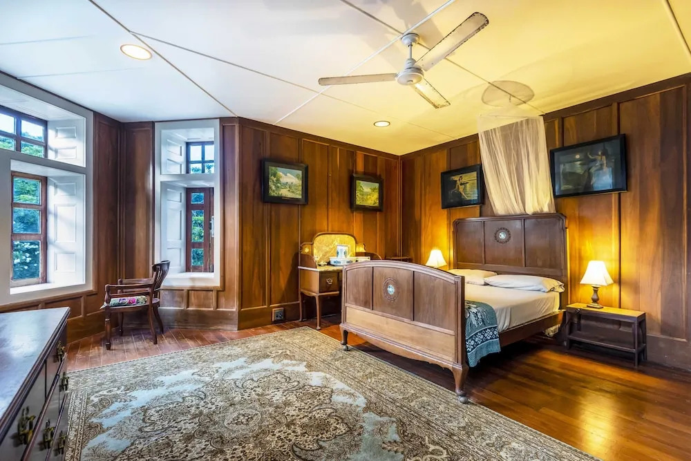 Oceania House Hotel