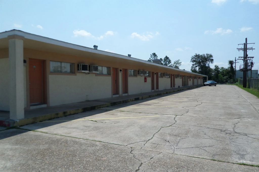 Deluxe Inn Motel