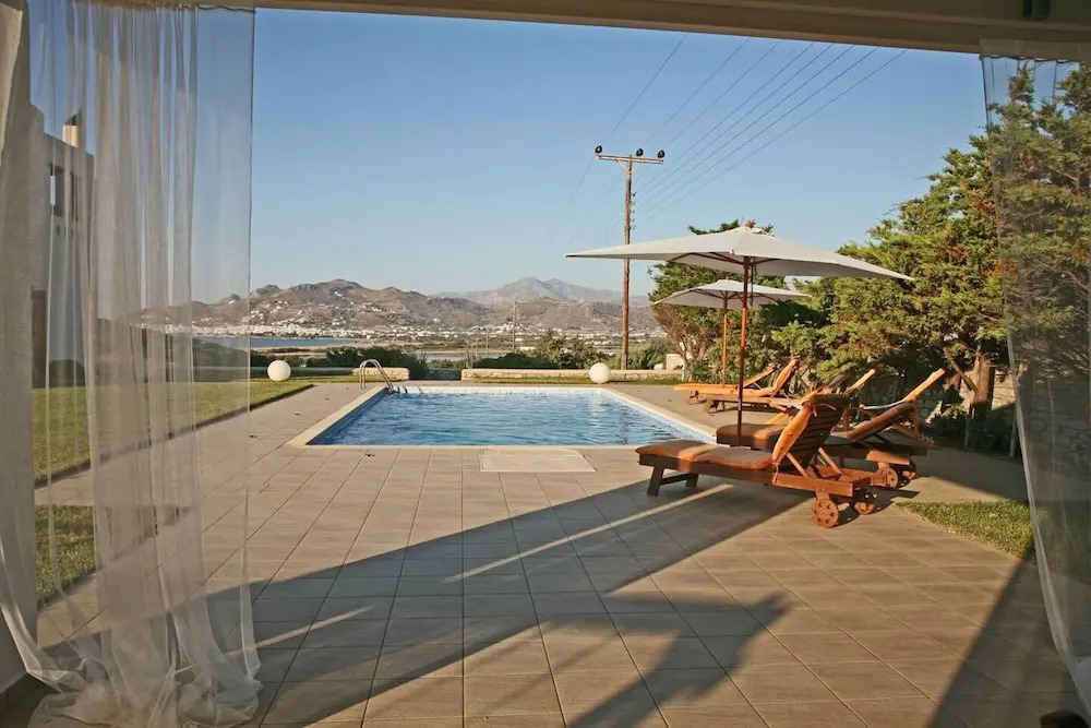 Beautiful 4-bed House With Private Pool in Naxos