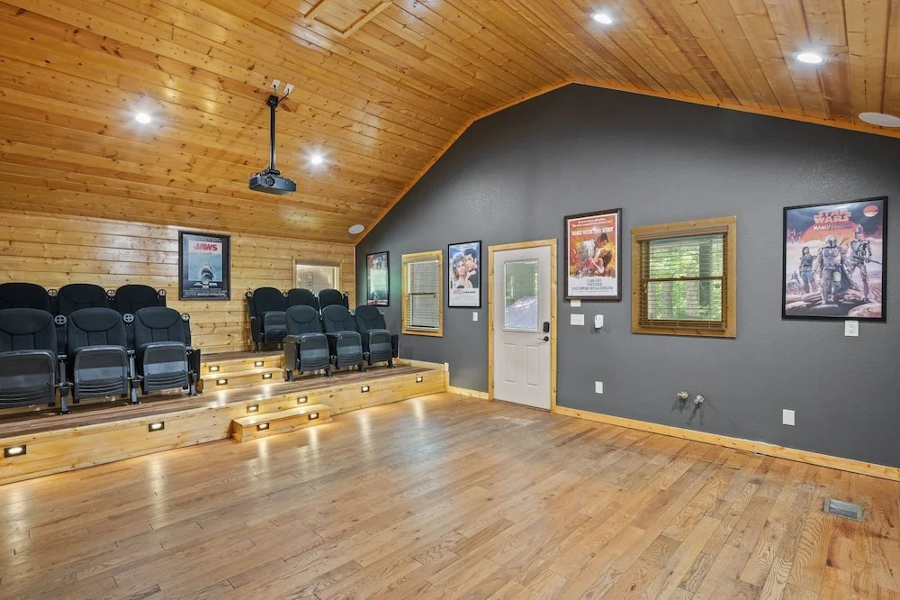 River Lodge 5 Bedroom Home by Redawning