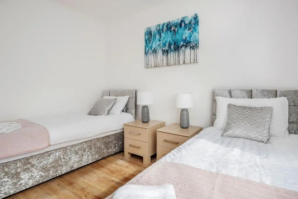 Lovely 4-bedroom House Near Romford Station