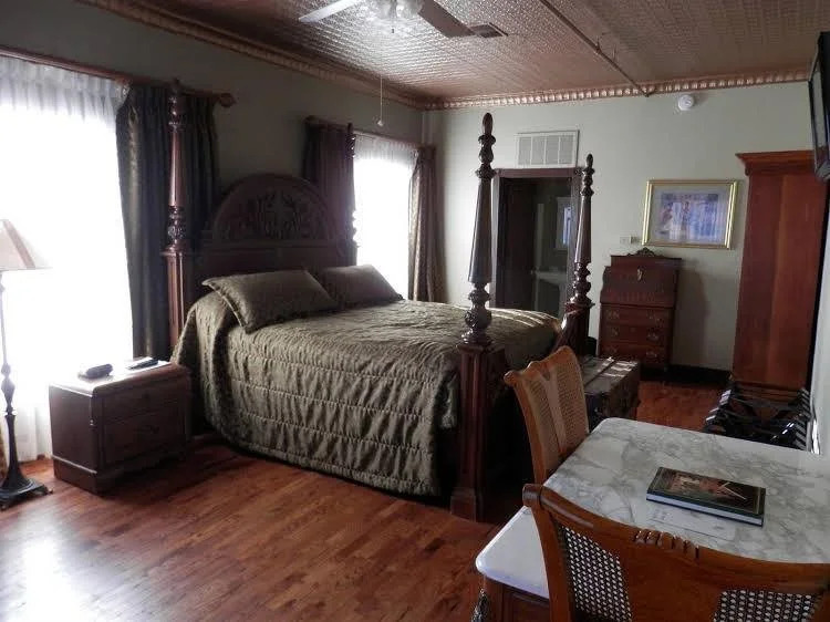GasLight Inn