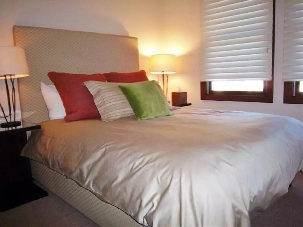 Ski In, Ski Out, 2 Bedroom Luxury Residence With Hot Tub Access And Expansive Views
