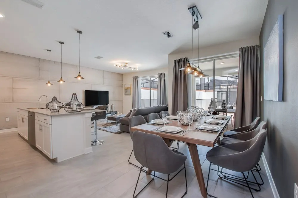 4 Bedroom Town Home with Pool