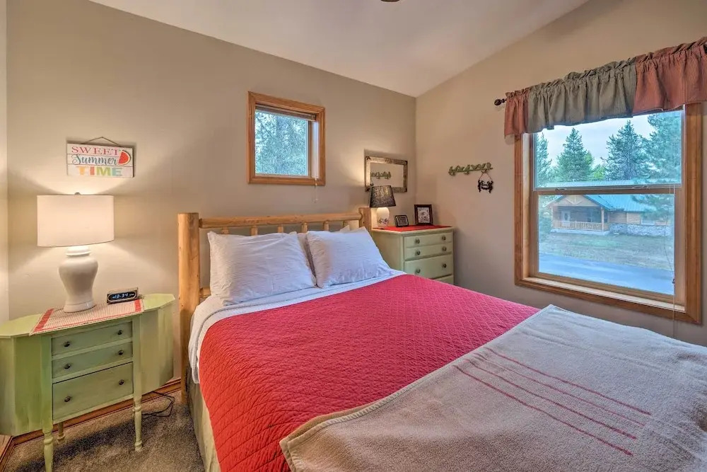 Rustic Mccall Cabin w/ Private Hot Tub & Deck!