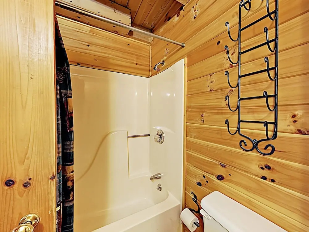 New Listing! Charming W/ Deck & Hot Tub 1 Bedroom Cabin