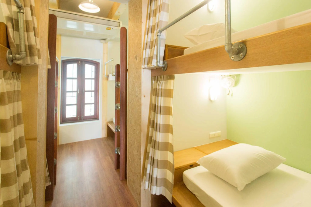 Barn & Bed Hostel at BTS Phrom Phong