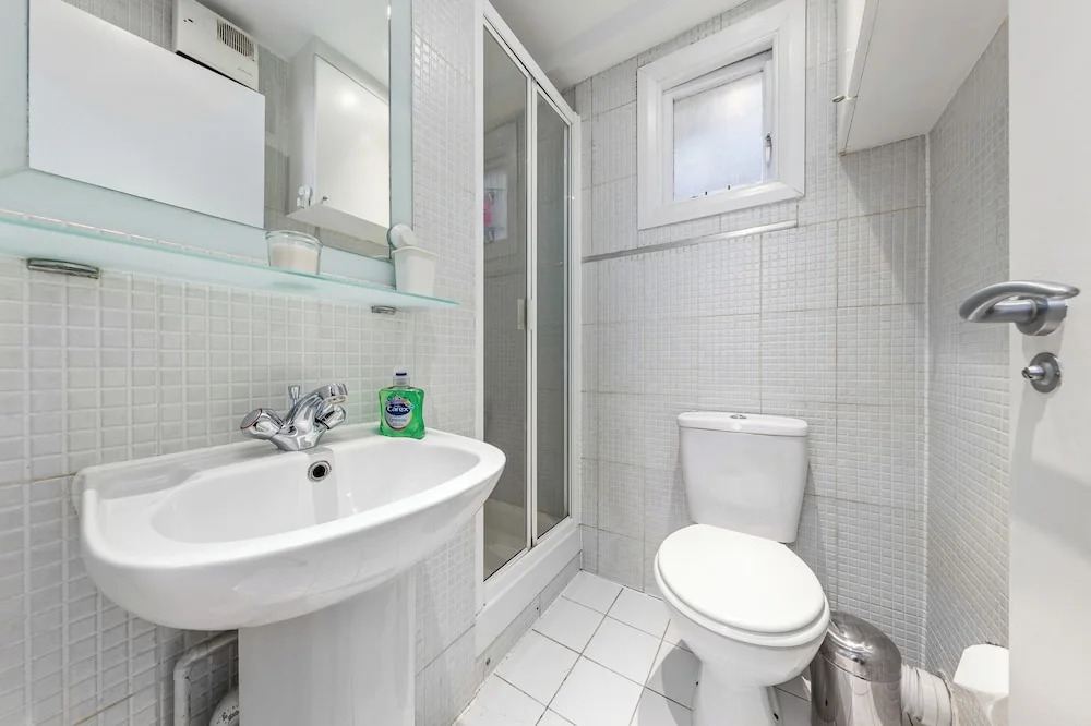 Serviced Studio Flat in Paddington London W2