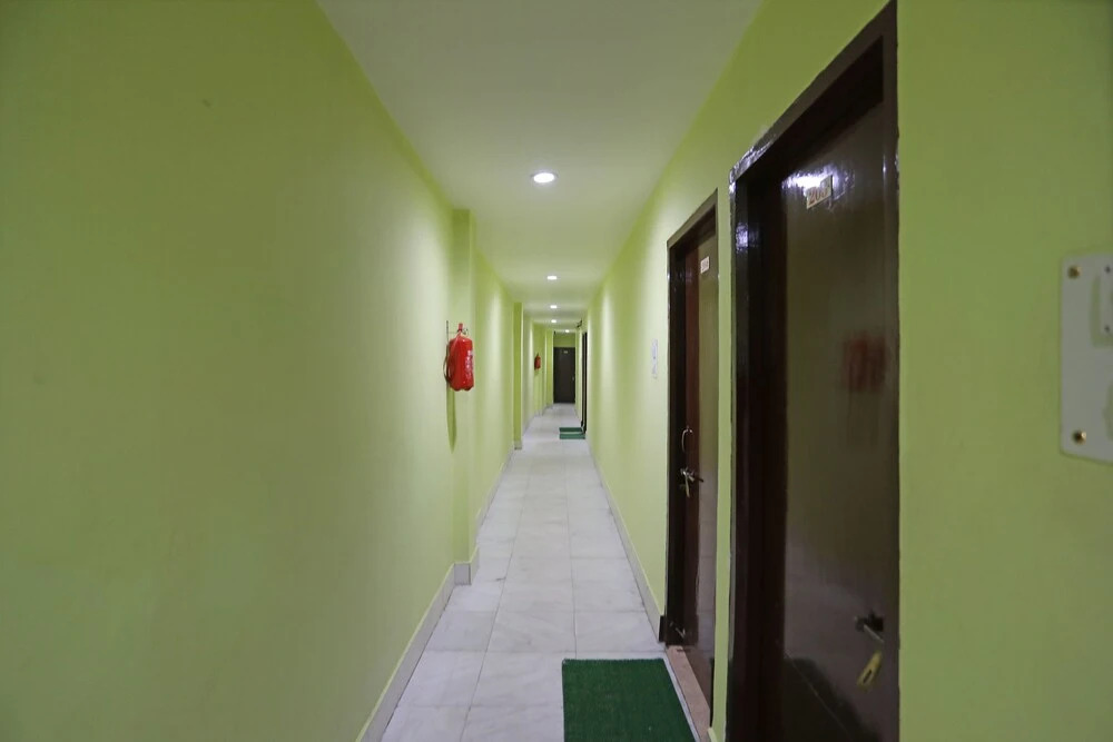 OYO 28355 Hotel Raj Mahal