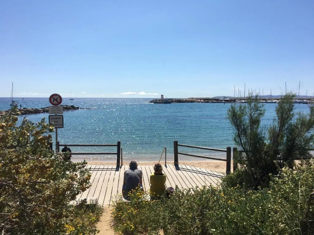 MAZET DE LA MER 54M2 LAVANDOU 100M PLAGE avec PISCINE