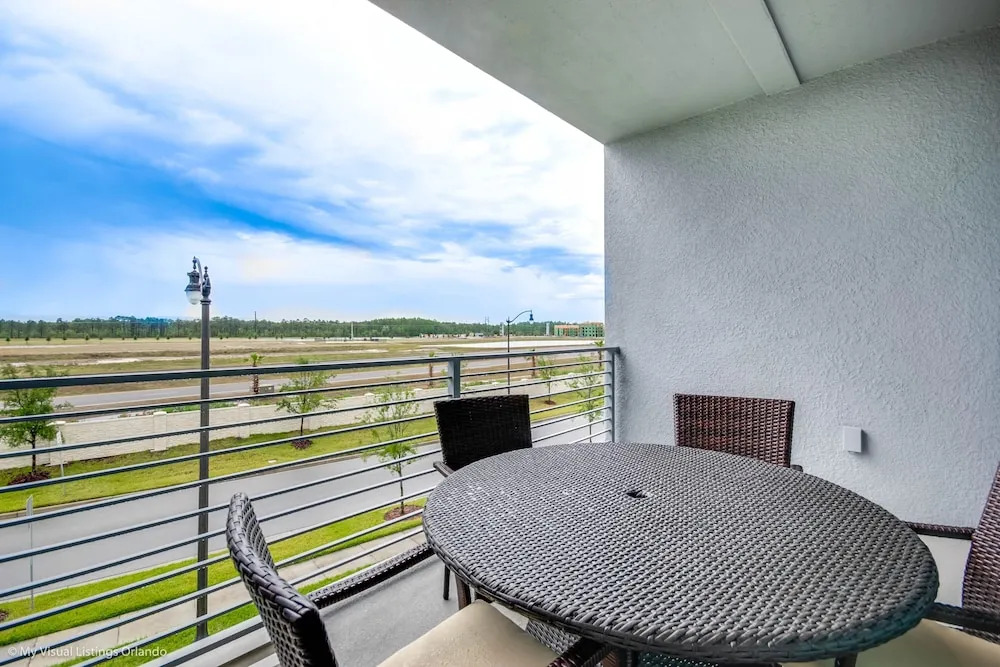 4714ct Amazing Story Lake Brand New Condo