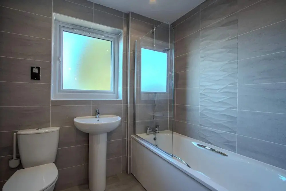 Modern 2-bed House In Swinton - Private Parking