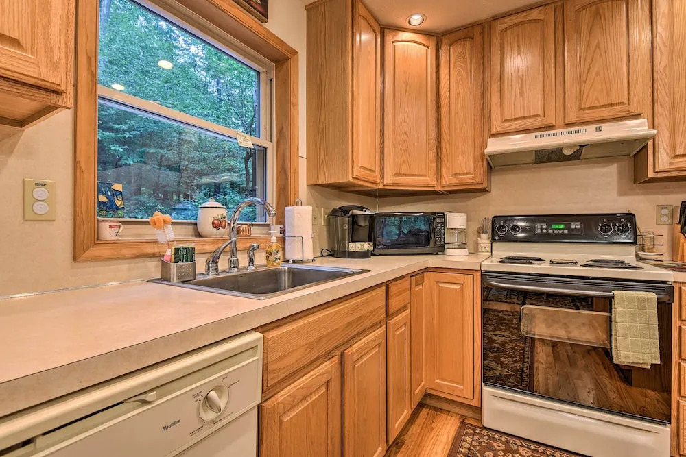 Pocono Mountain Home w/ 3 Community Lakes!