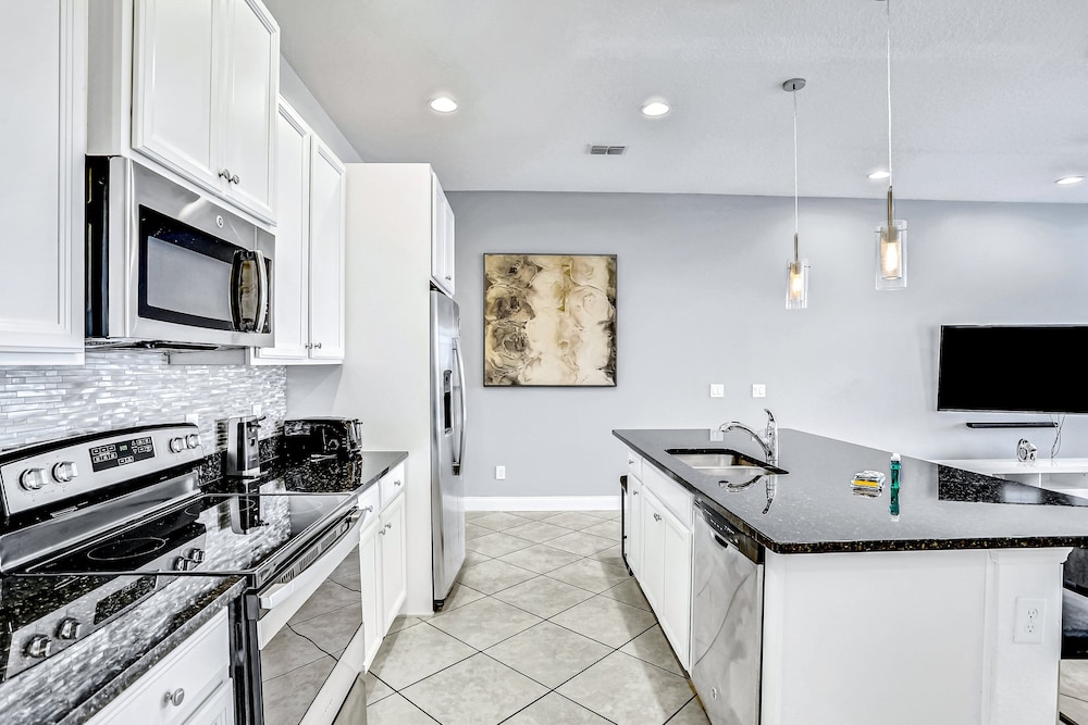 Dog-friendly Townhome With Private Pool, Screened Lanai, Fast Wifi, W/d, AC