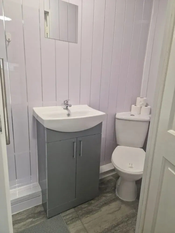 Lodge - Sleeps 10 & Free Parking