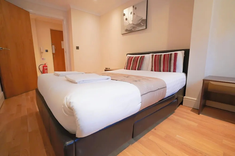 Cosy 2-bed 2 Bathroom Apartment in London