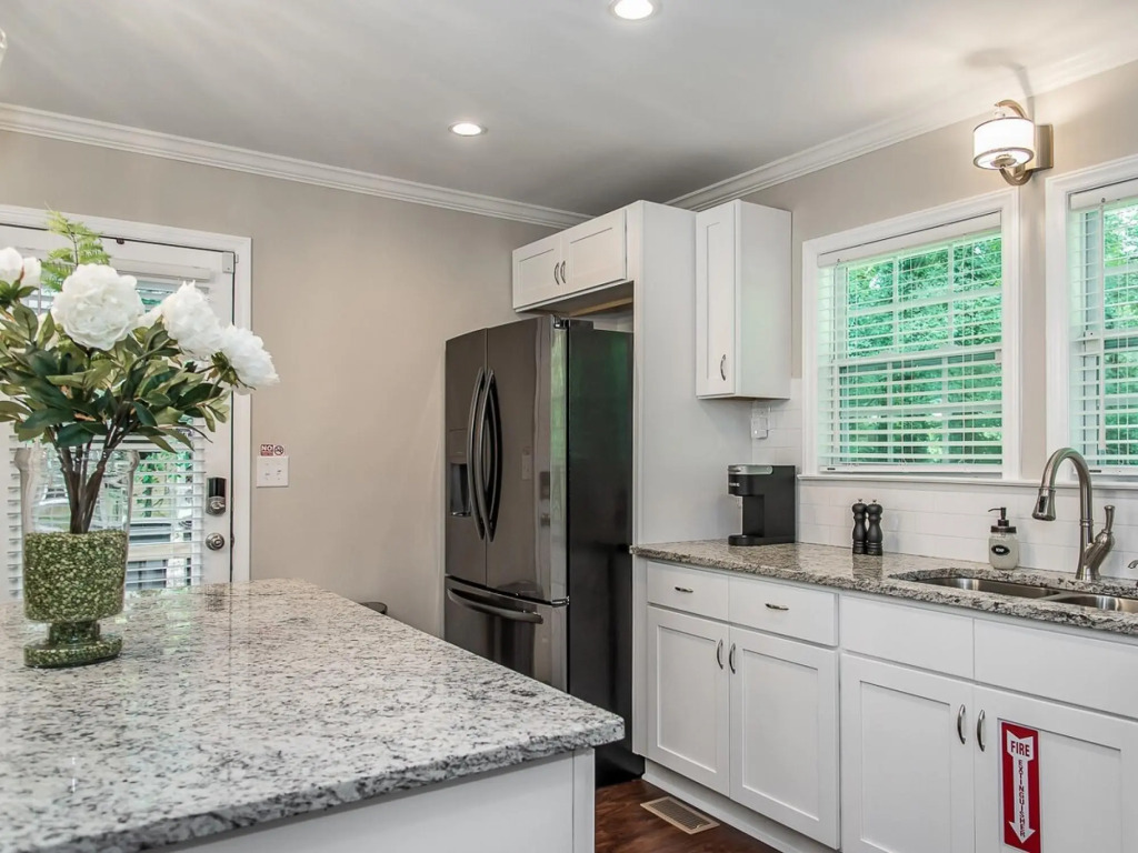Single-family Home With Spacious Backyard