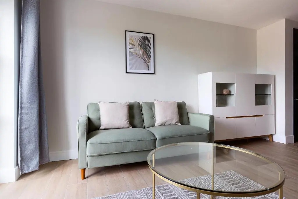 Elegant 2 Bed Flat with Balcony in Finchley