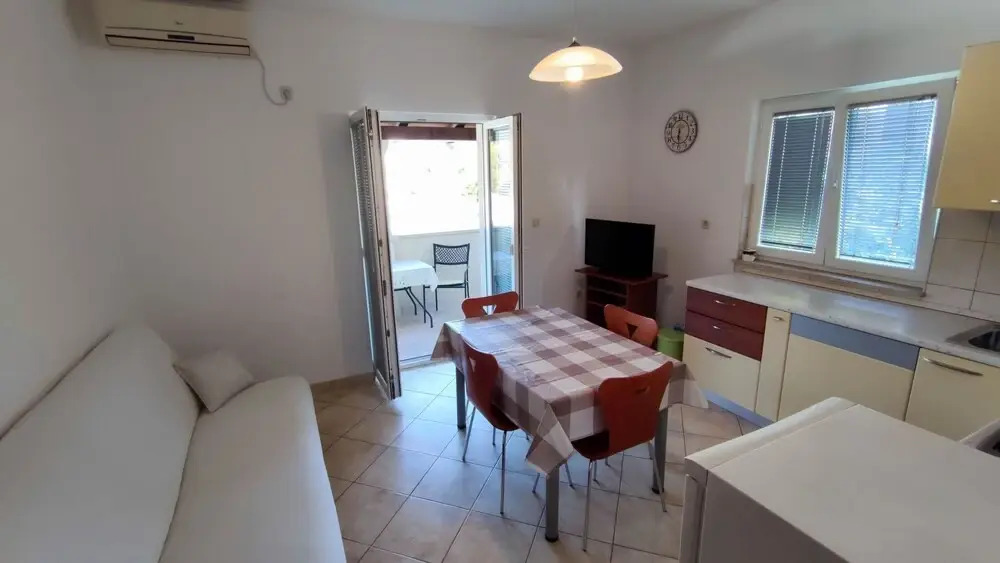 Leana - Great Location and Close to Beach - A1