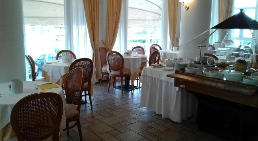 Hotel Trevi Riccione, in centro sul mare con cucina