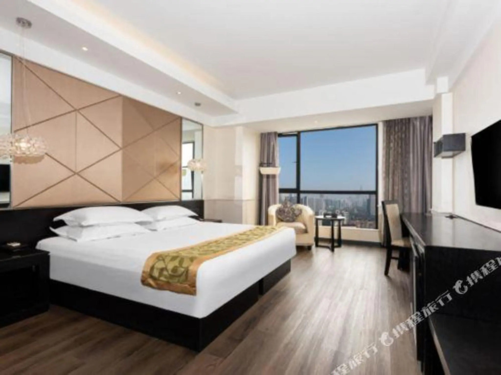Green Sunshine Holiday Fashion Hotel