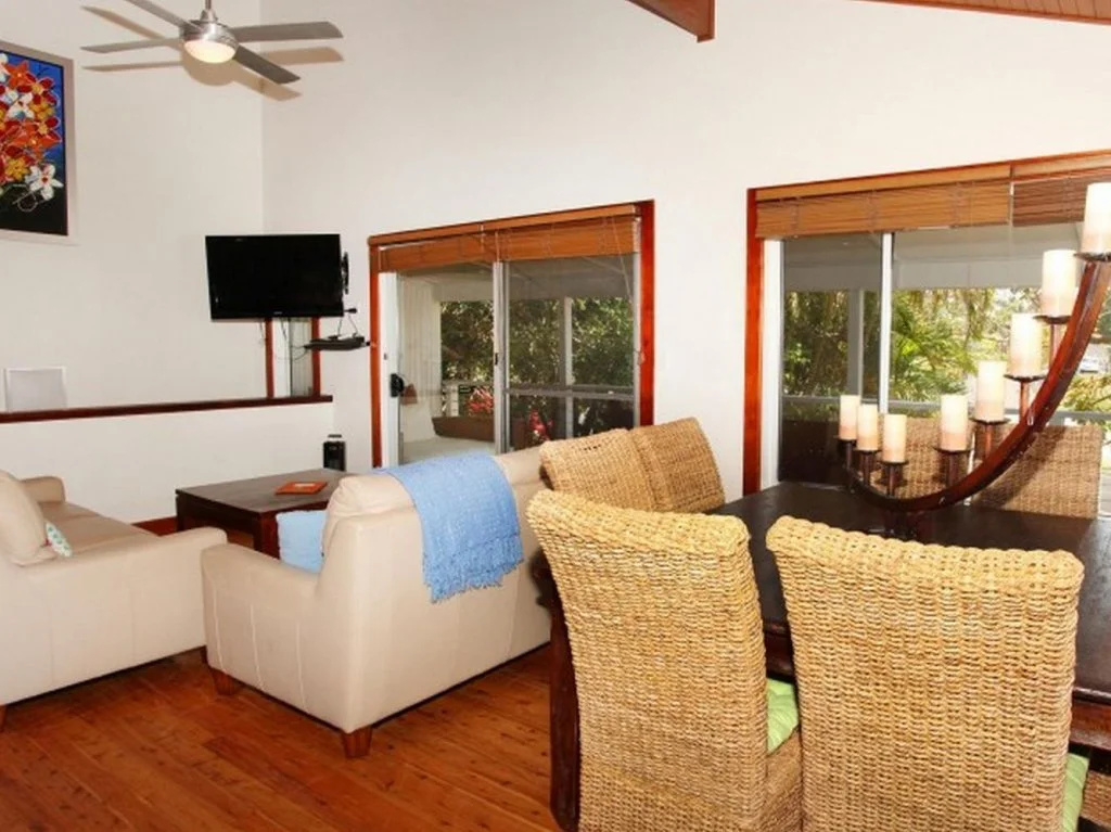 5 bedroom home close to beach, pool and pet friendly