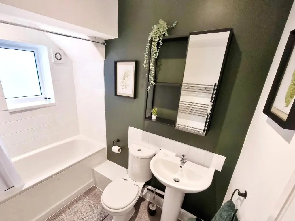 STYLISH 2 Bed APARTMENT WITH PARKING