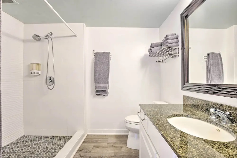 Downtown Kona Condo w/ Pool Access: Walk to Beach!