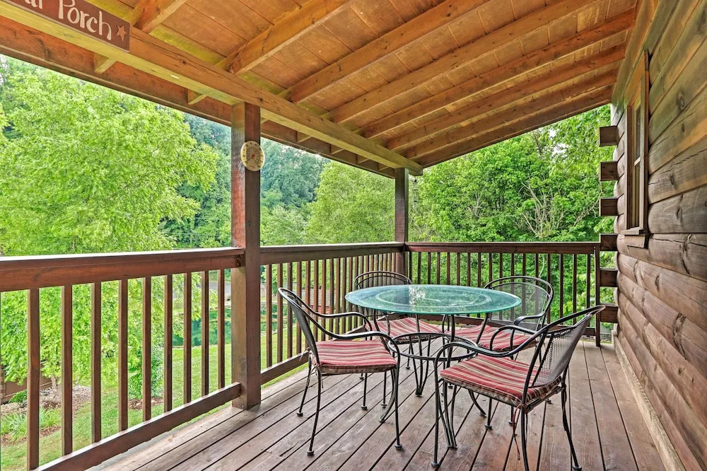 3 Mi to Dollywood: Hot Tub Hideaway in Smoky Mtns
