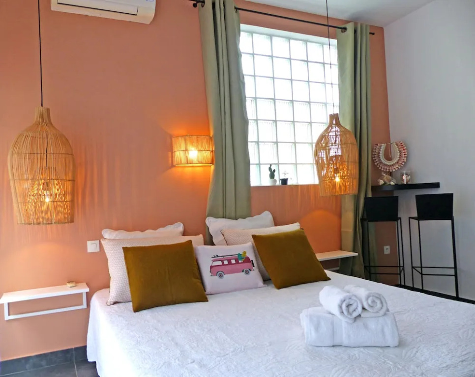LA BOHEME, résidence de 5 appartements avec piscine, vue océan, Petite Ile