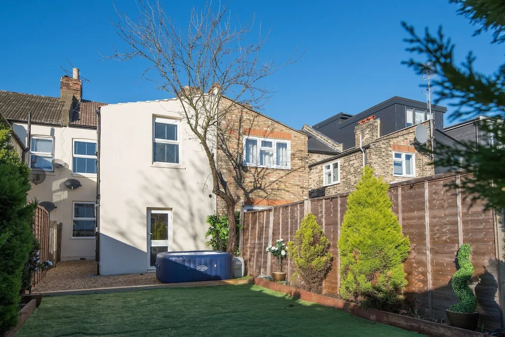 Charming 1-bed House in London