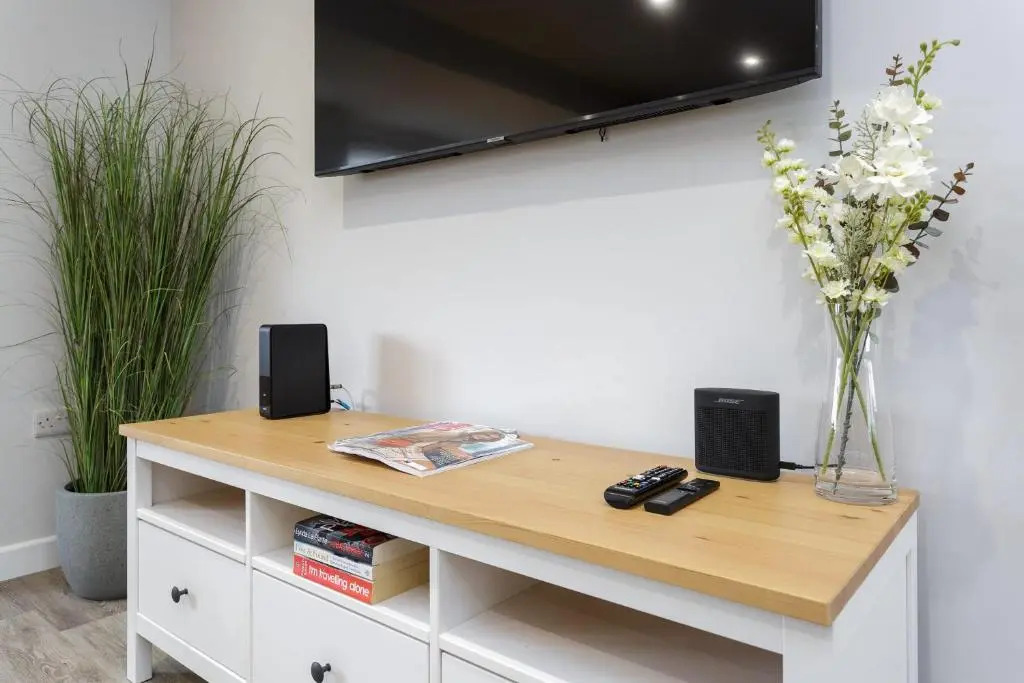 Oliverball Serviced Apartments - Castle View - Port Solent Stunning Waterfront House