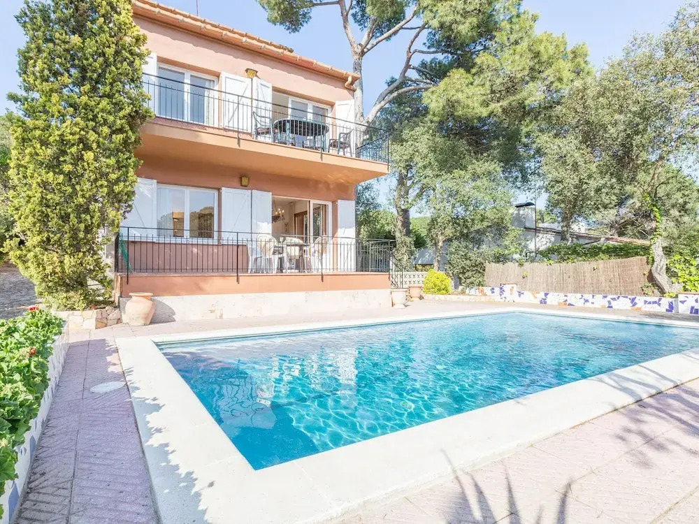 Simply Furnished Apartment With Shared Pool in Llafranc