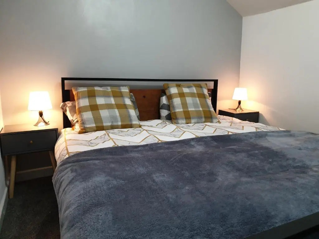 Stunning 5 bed house, 2 mins to beach and town, also free parking