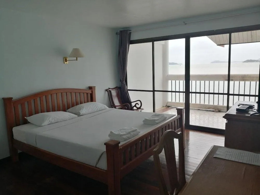 Jansom Beach Resort