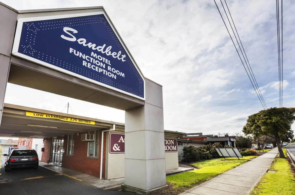 Nightcap at Sandbelt Hotel