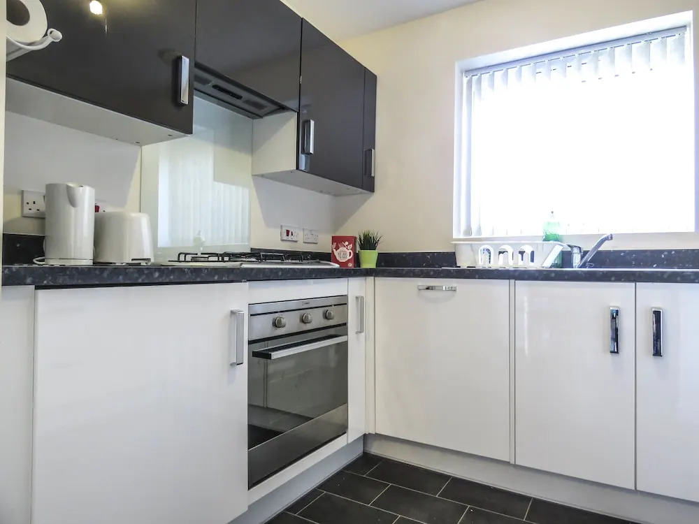 Tudors eSuites Birmingham Townhouse Private Garden Free Parking