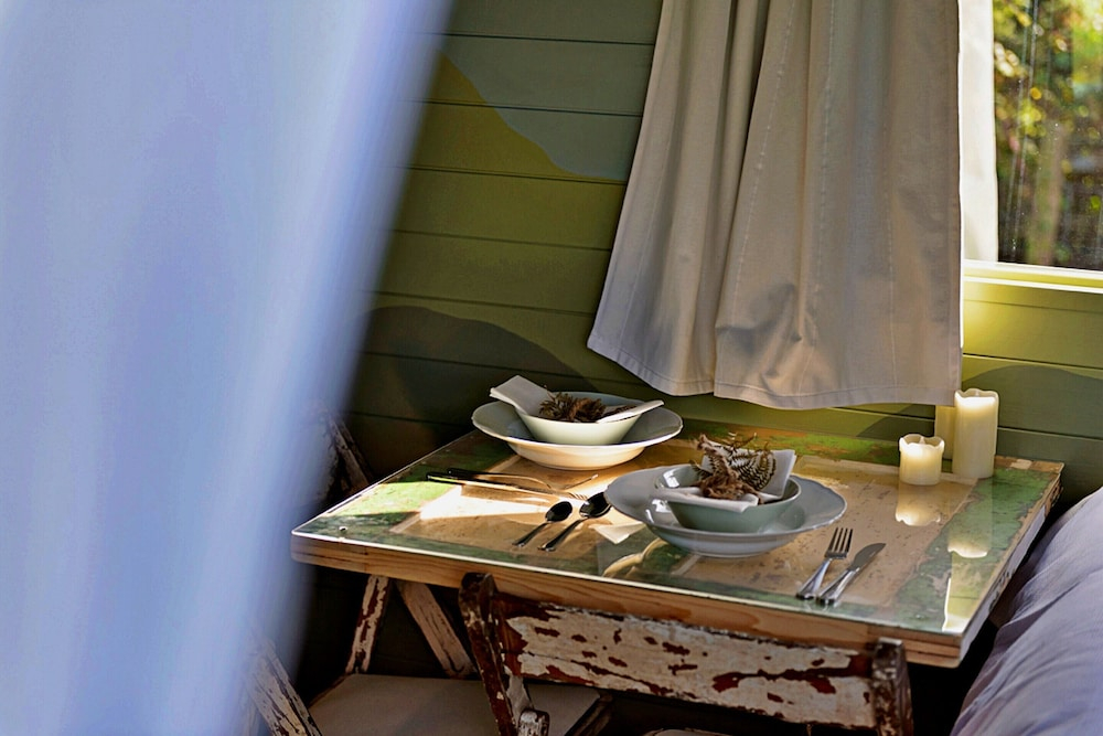 Tranquil Shepherds Hut With Stunning Views, No Deposit