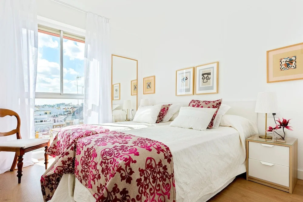 Wonderful Location in La Magdalena Square 2 BD Apartment With Great Views. San Pablo IV