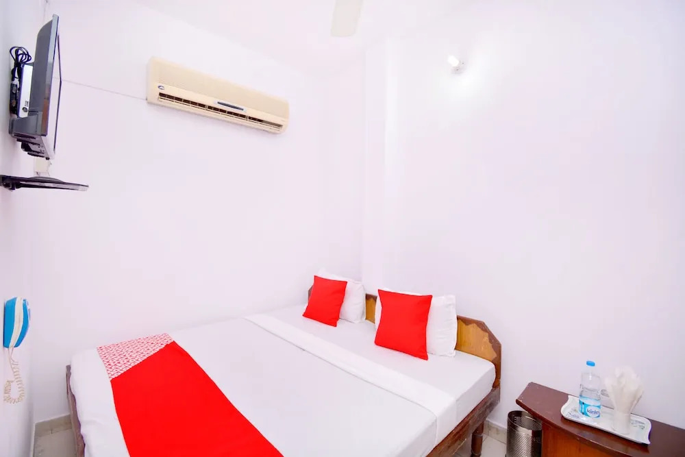 White House Continental by OYO Rooms